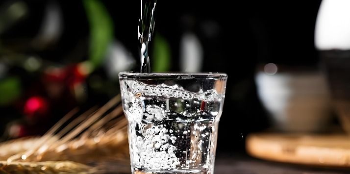 定制酒起订量怎么选？小批量试水与批量贴牌的不同策略